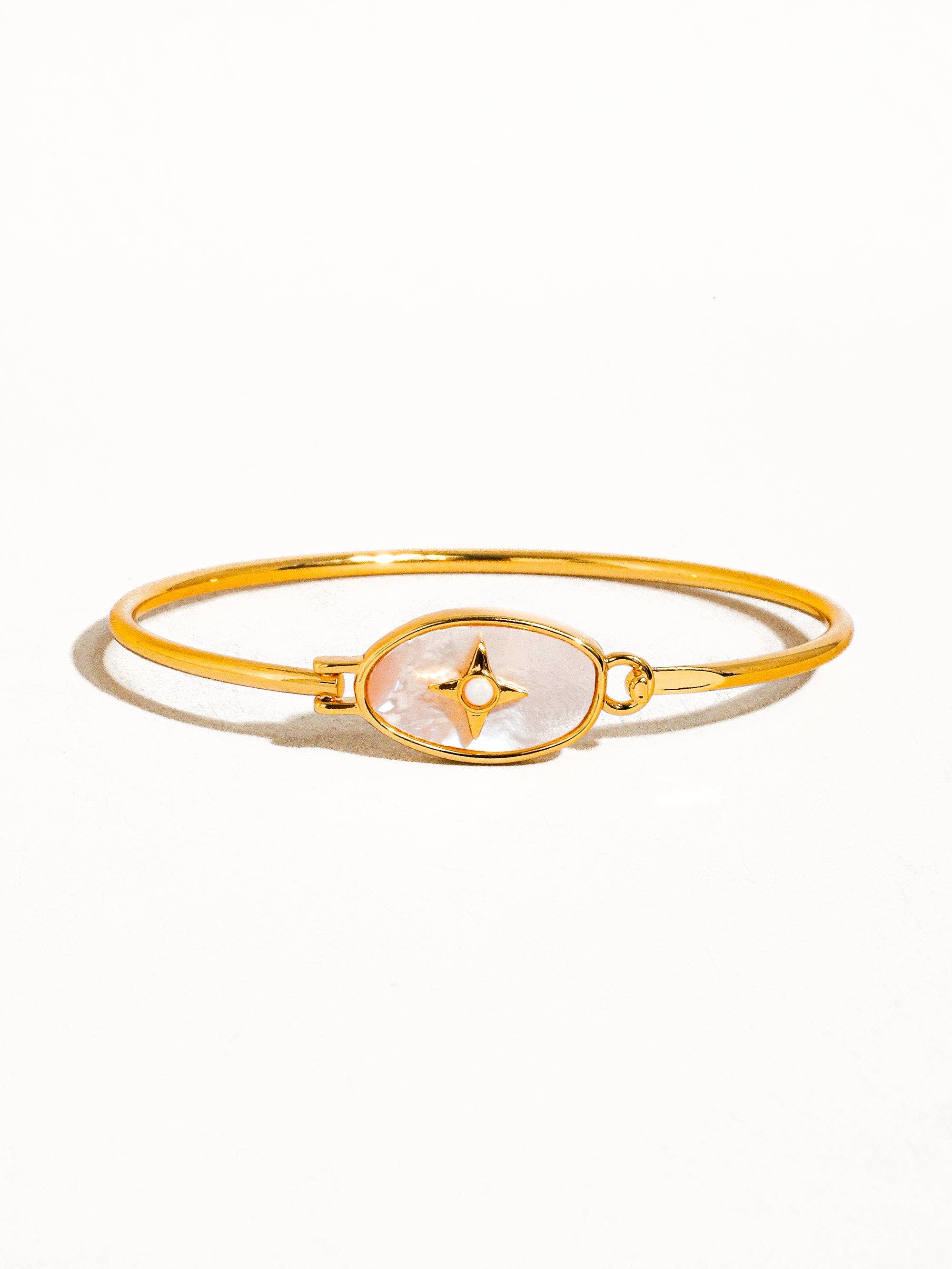 Image of Aileen 18K Gold Vintage Star Shell Bangle